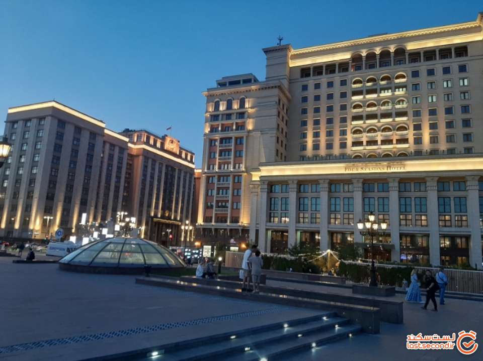 نمای میدان مانژ به همراه گنبد شیشه ای