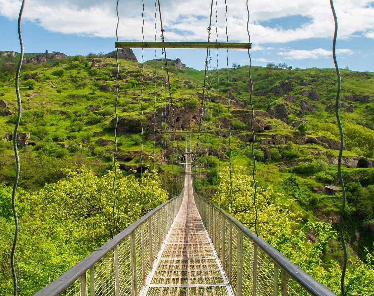 khndzoresk-swinging-bridge.jpg