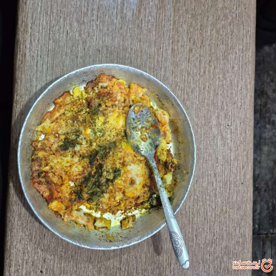 تخم مرغ نیمرو با سبزی که ذکرش رفت.