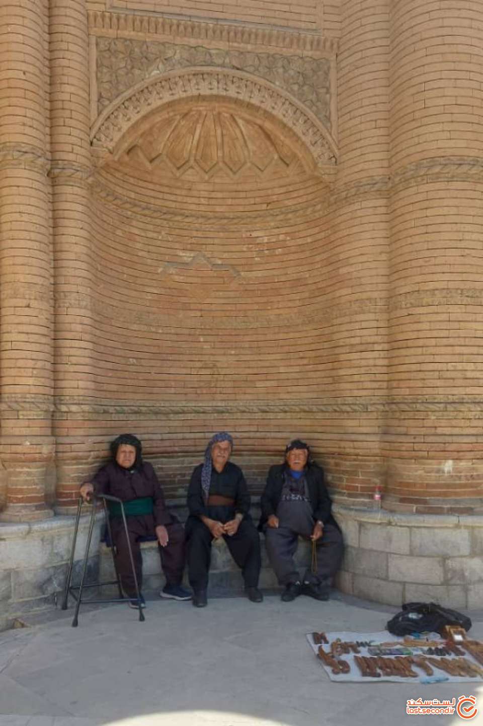 این سه پیرمرد مهربان رو به روی عمارت آصف نشسته بودند و با خوشرویی با همه عکس می گرفتند
