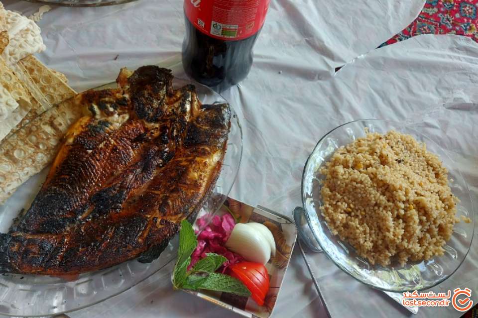 ماهی قزل آلا بی نهایت خوشمزه و البته یک جور برنج کاشت مریوان که حسابی بهمان چسبید.