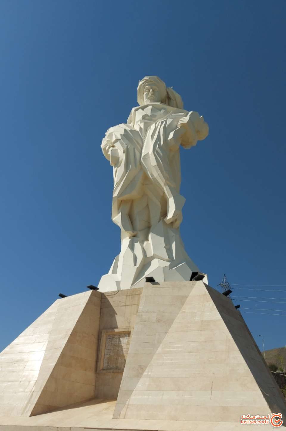 مجسمه مرد کرد در حالی که دو کودکش را در آغوش کشیده.