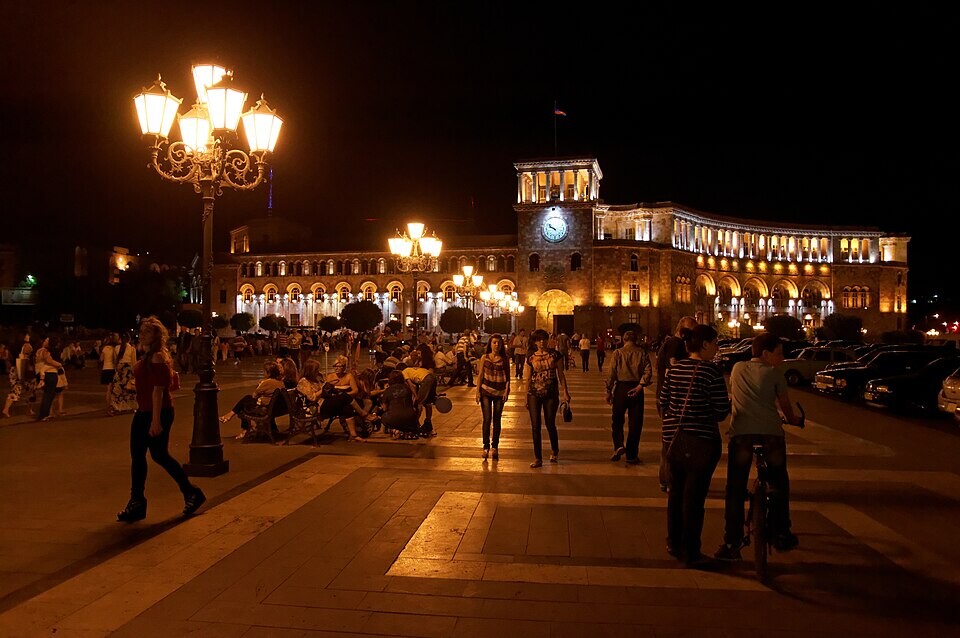 Yerevan,_Republic_Square_at_night,_Yerevan_city_life,_Armenia.jpg