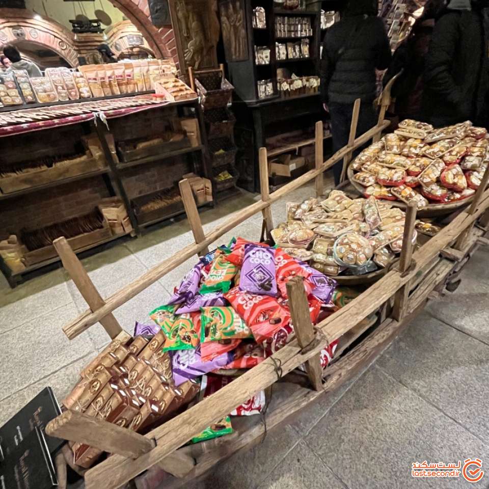 تنوع سوغاتی ها در میان بازار
