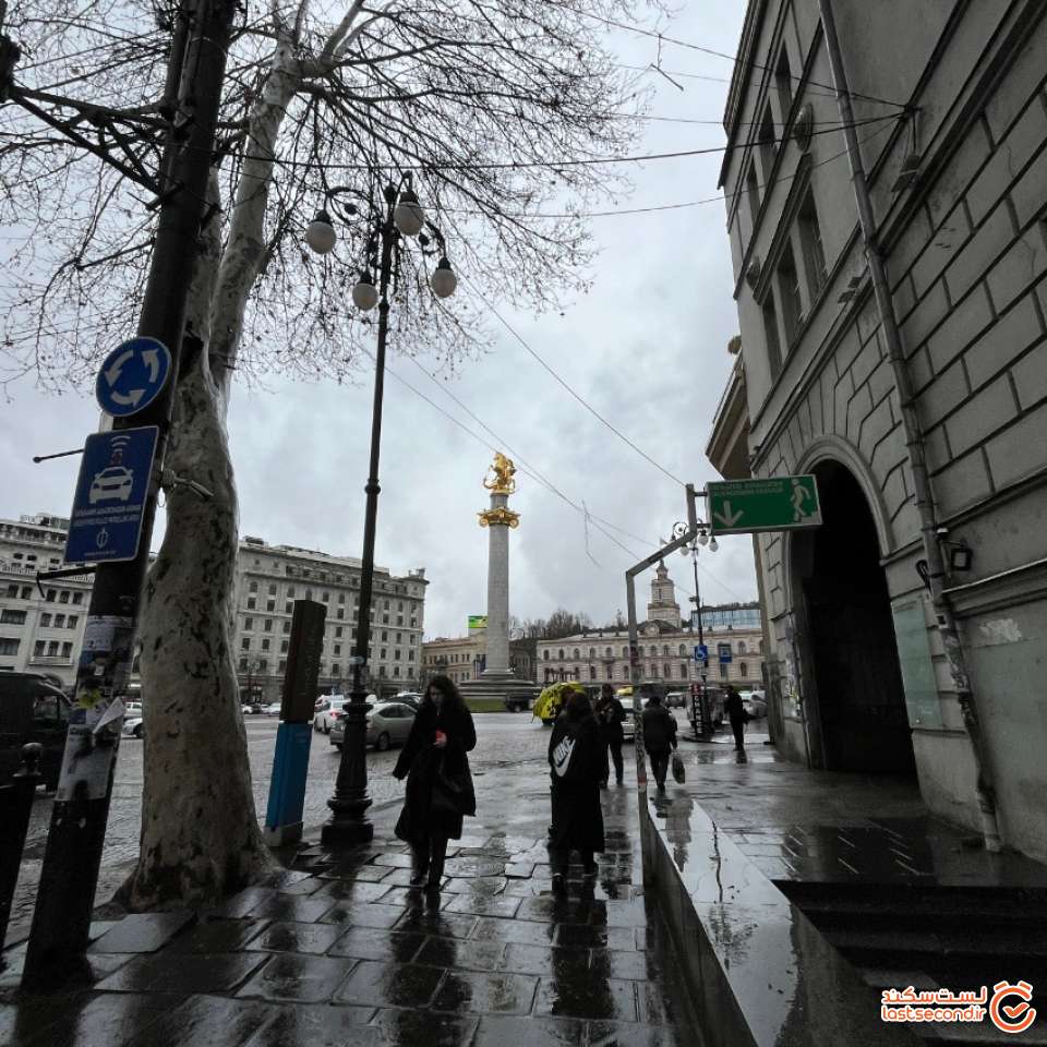 خیابان مقابل مرکز خرید گالریا
