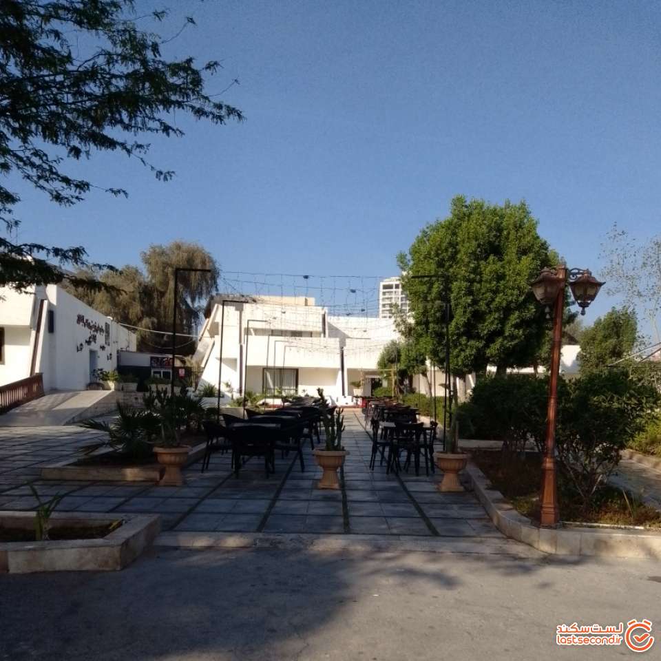 محوطه جلوی هتل آبادگران