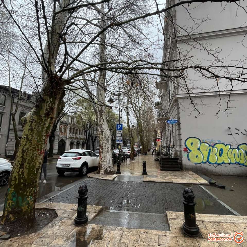 قدم زدن زیر باران در کوچه های زیبا و تمیز تفلیس