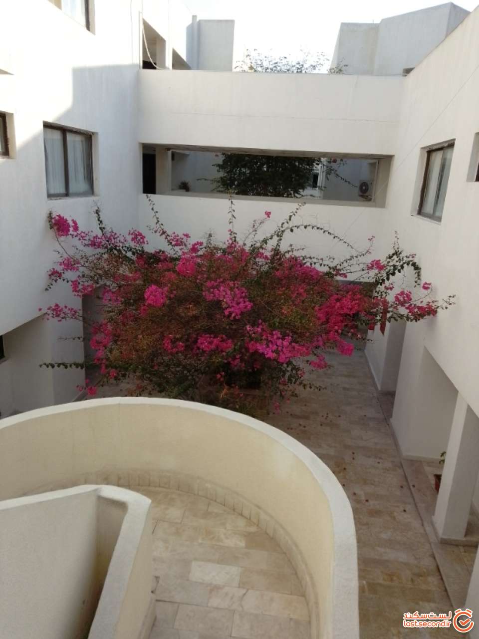محوطه داخل هتل آبادگران