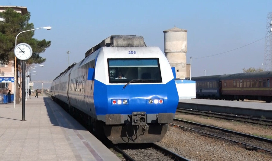 Lastsecond.ir-kashan-travel-guide-train.jpg