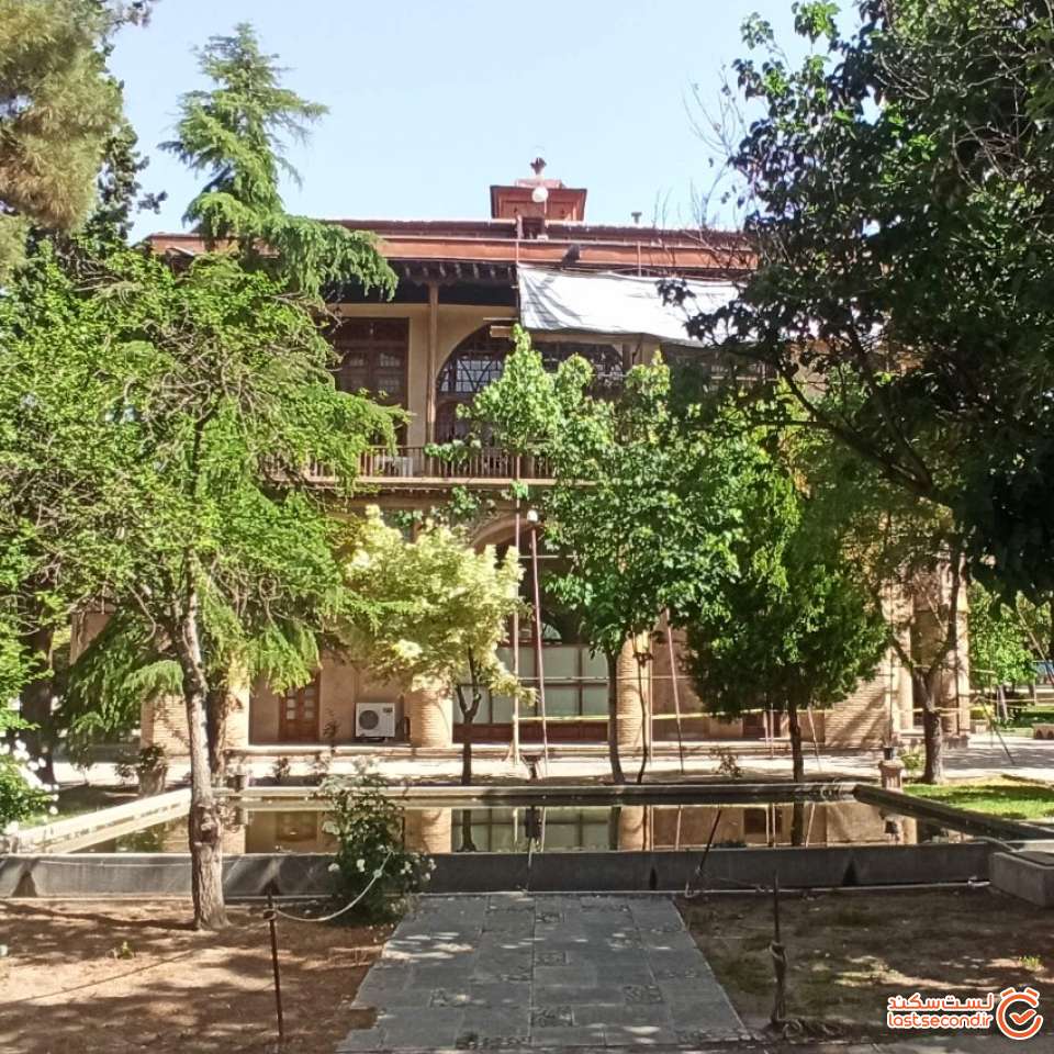 بنا در حال مرمت و بازسازی بود اما با این حال جلال و رخ زیبایش هنوزم نمایان جلوه می نمود