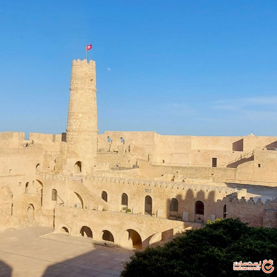 عکس 31- محوطه داخلی قلعه موناستیر