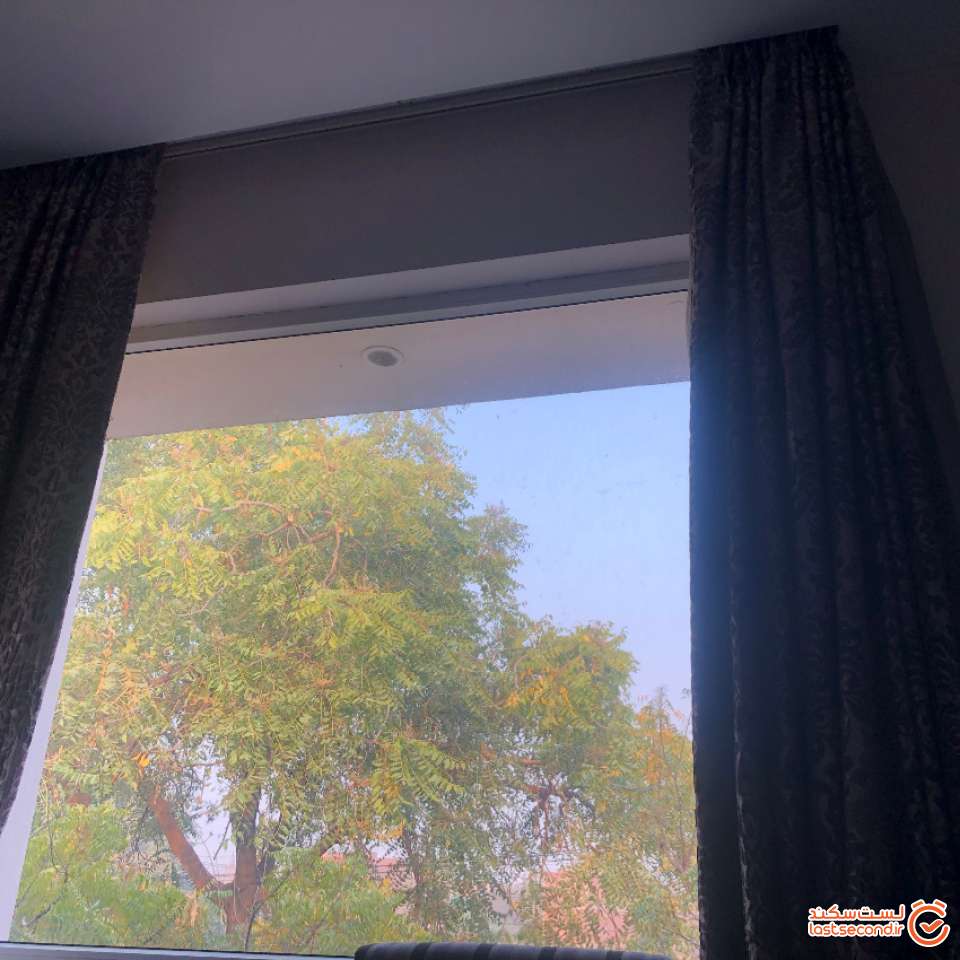 پنجره اتاق هتل رت رت