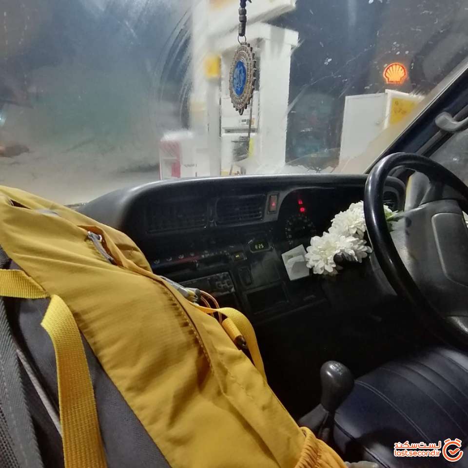 طبق سفارش پسر هتل، من و کوله پشتی ام در صندلی کنار راننده جاگرفتیم!