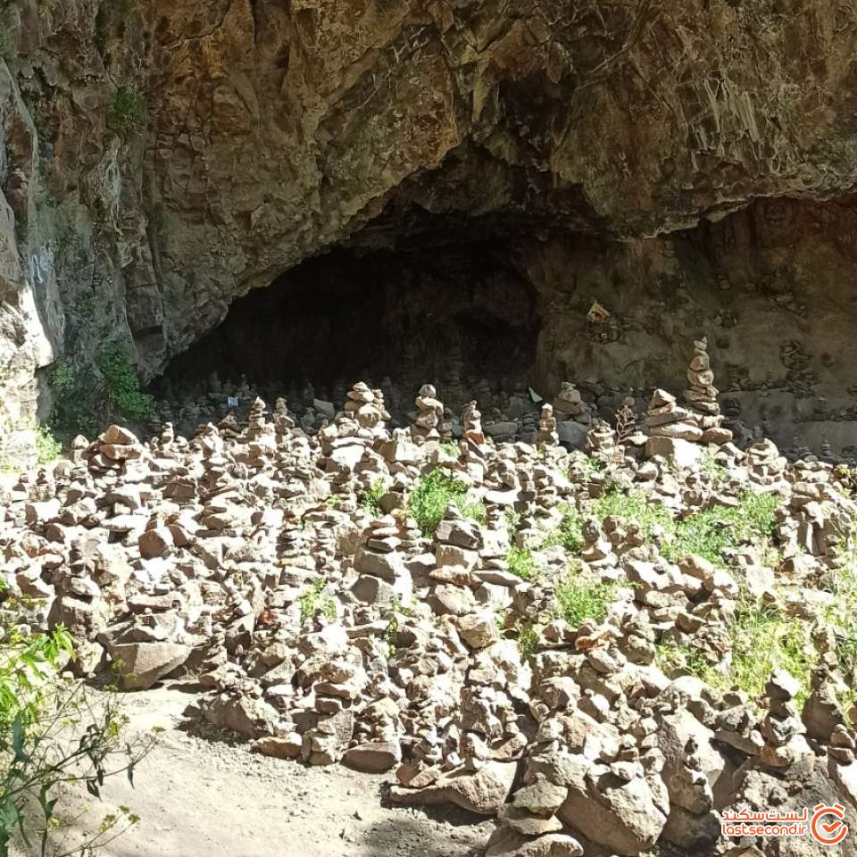 سنگ های بسیاری که بر روی هم قرار داده شده بودند