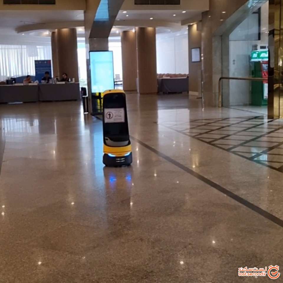 ربات نظافتچی در لابی هتل