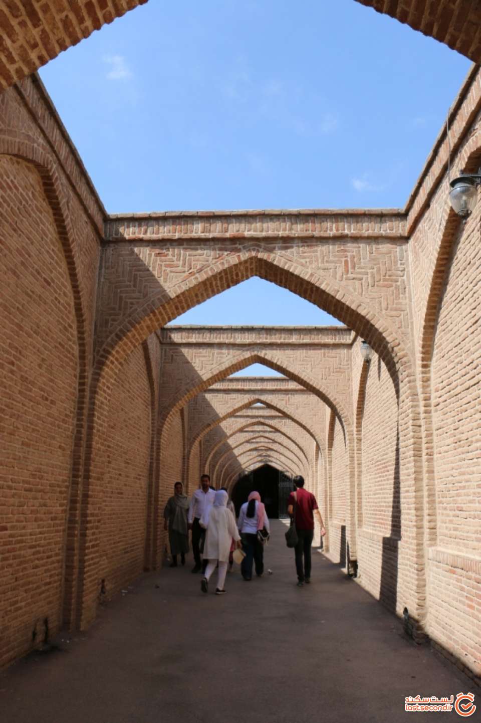 یکی از ورودی های سرای سعدالسلطنه