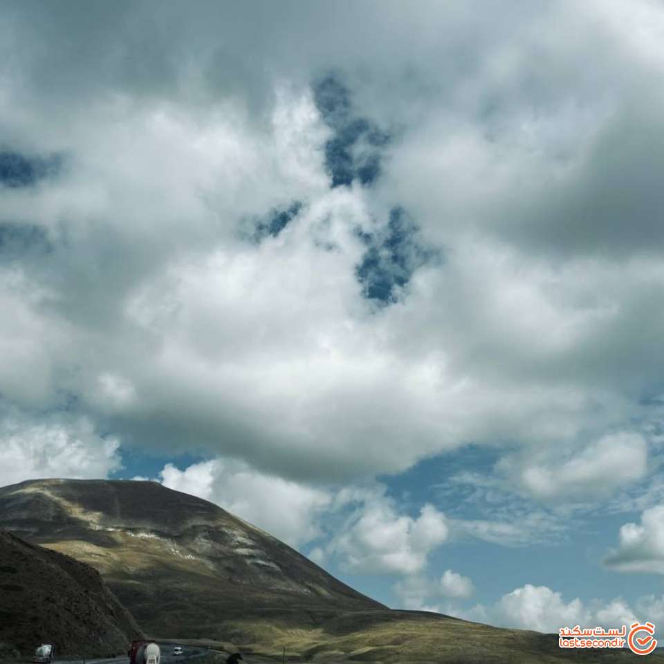 نمای آسمان در جاده کوهستانی