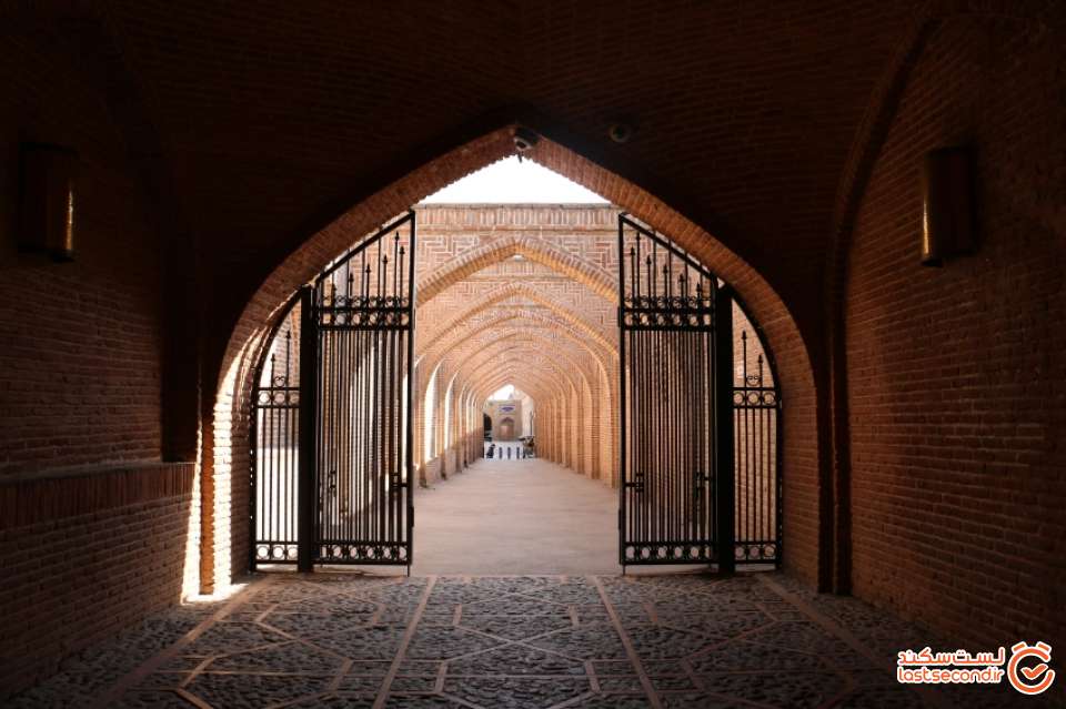 نمایی از ورودی و خروجی سرای سعدالسلطنه از داخل