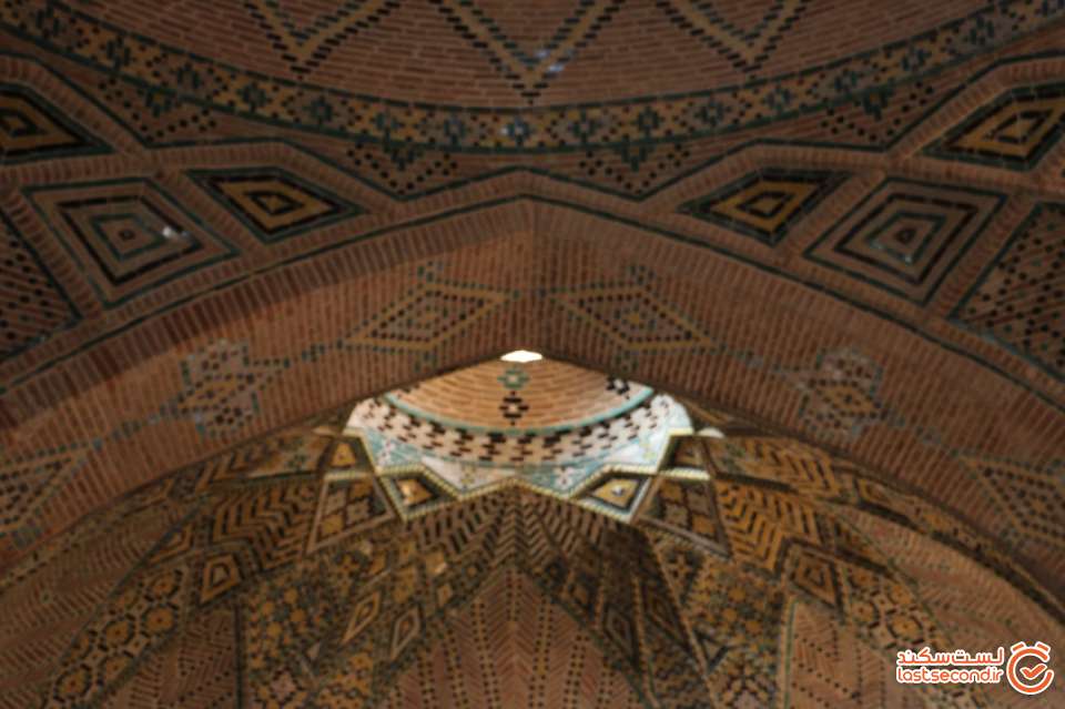 معماری سقف گنبدی و کاشی کارشی شده چهارسوق اصلی سرای سعدالسلطنه