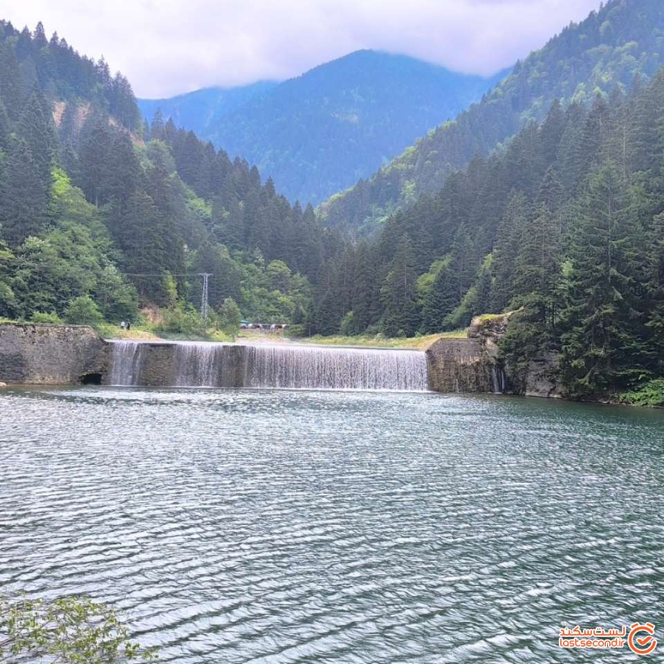 نمای آبنمای بالای دریاچه اوزونگل
