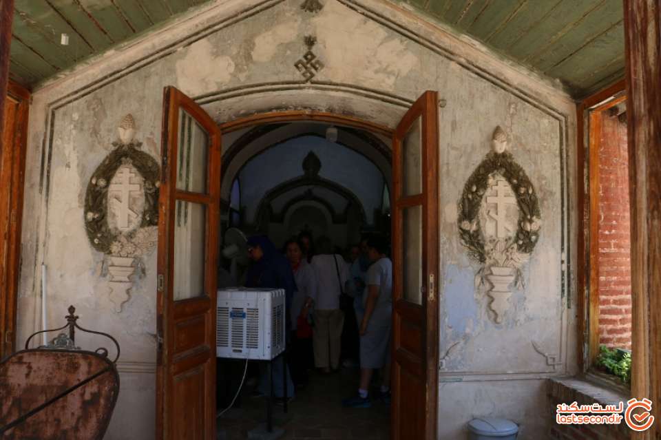 در ورودی ساختمان کلیسای کانتور