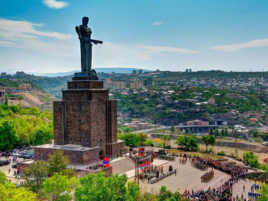 مجسمه-مادر-ایروان-1-1024x768.jpg