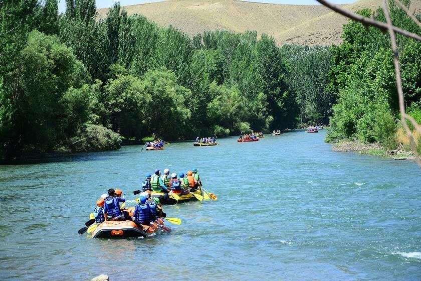 ارمند خروشان مرا می‌خواند