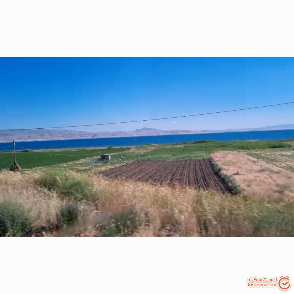 دورنمای دریاچه وان