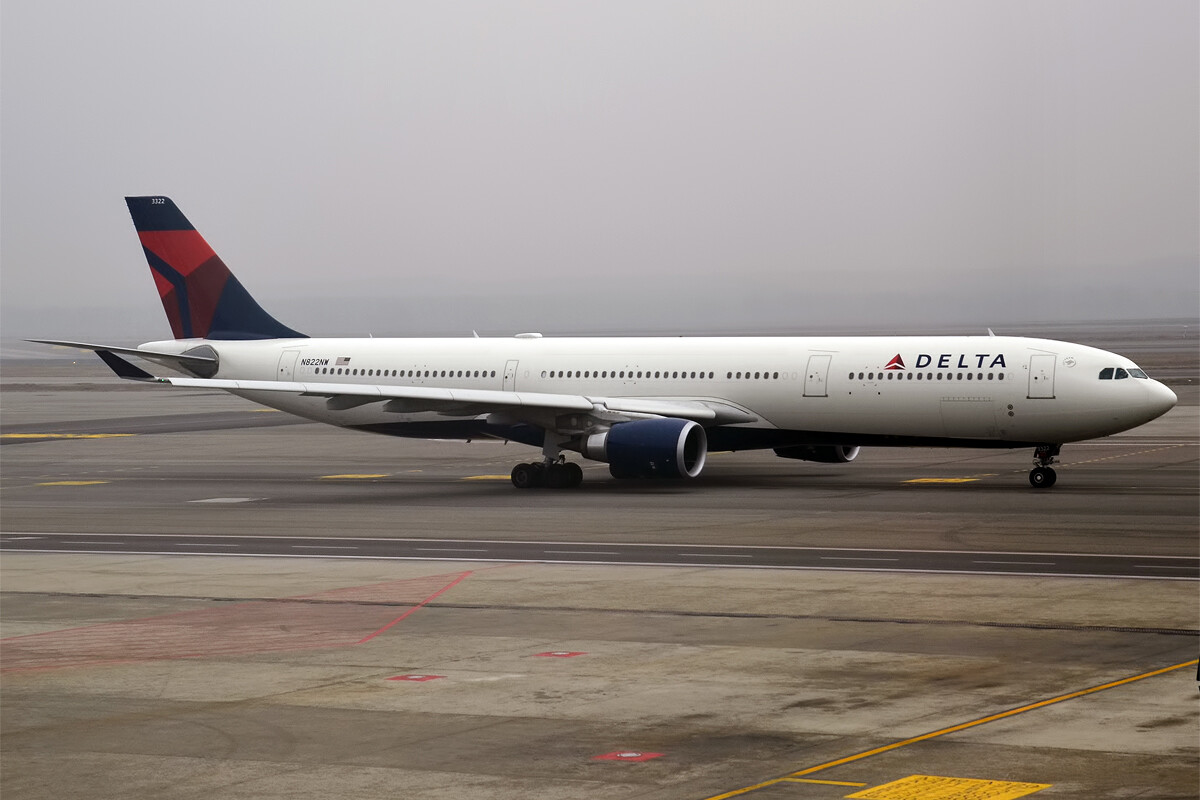 Delta_Air_Lines,_N822NW,_Airbus_A330-302_(24661682692).jpg
