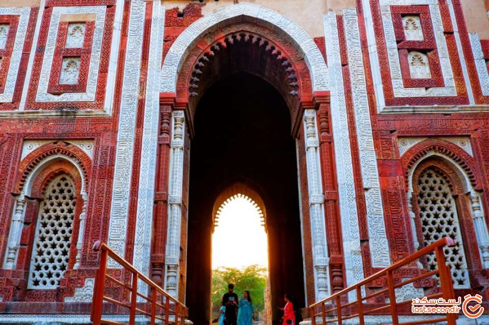 عمارت های اطراف قطب منار