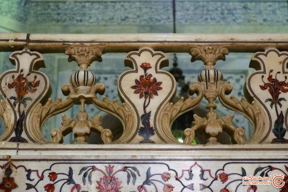حجاری هنرمندانه بر روی مرمر داخل عمارت اصلی