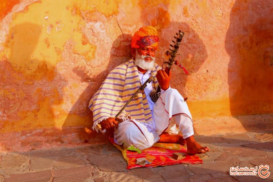 نوازنده بیرون حصار دژ