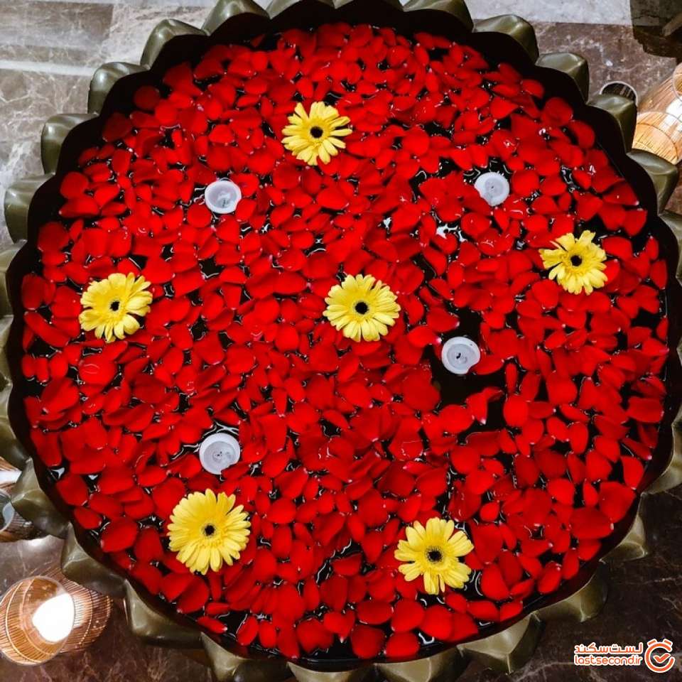 حوضچه گل در لابی هتل