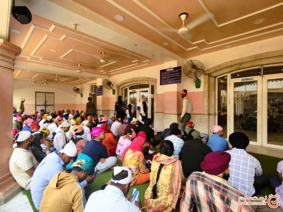 گروه درحال انتظار ، یک گروه غذا میخوردن و میرفتن و گروه دیگری وارد سالن غذاخوری میشدن