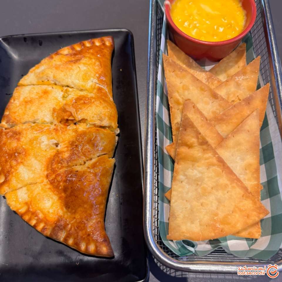 شام شامل پنینی مرغ و چیپس ذرت