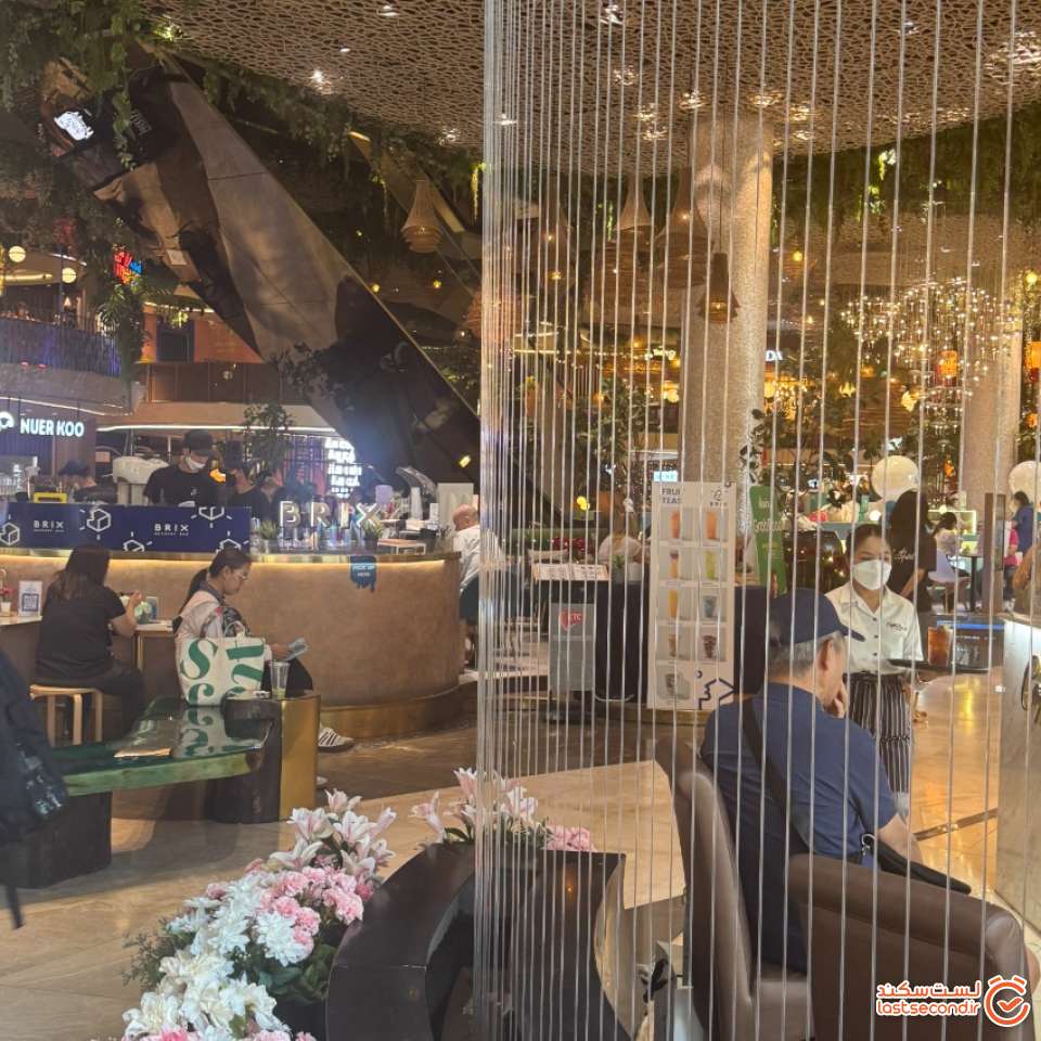 داخل پاساژ ایکون سیام