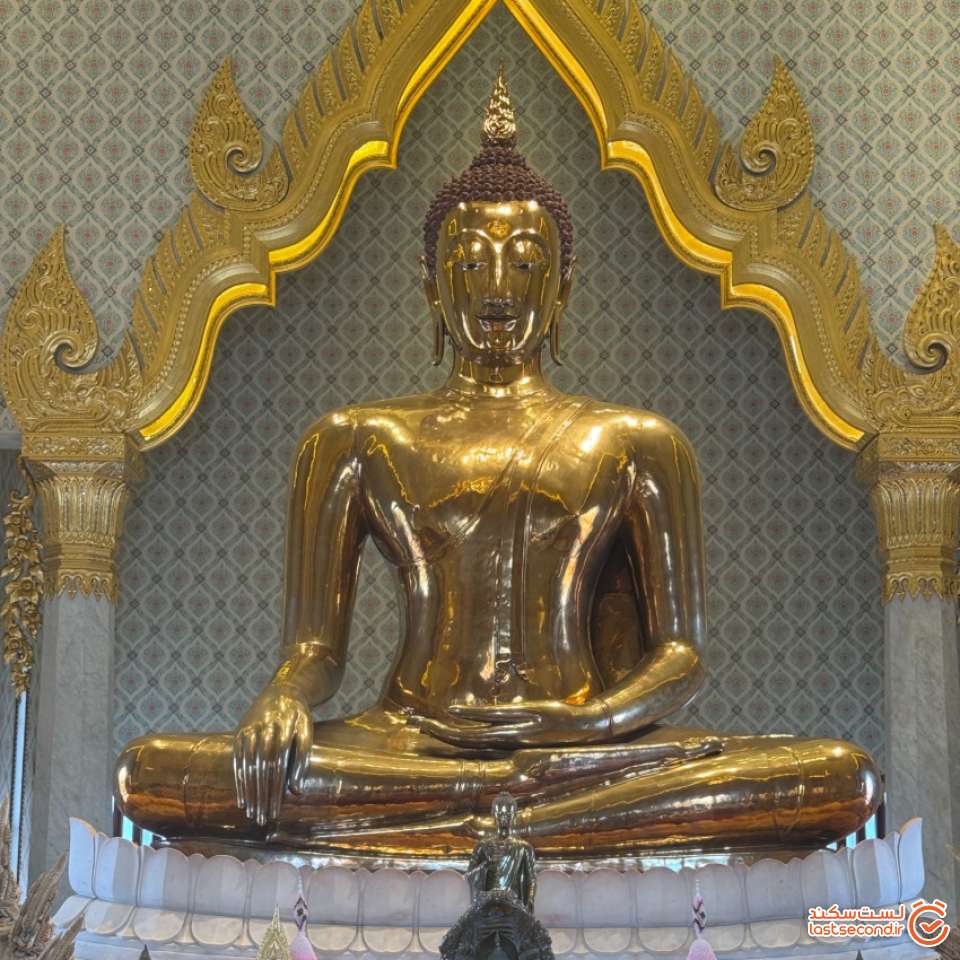 بودای تمام طلا داخل معبد