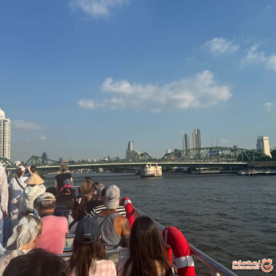 نمای شهر از طبقه بالای قایق