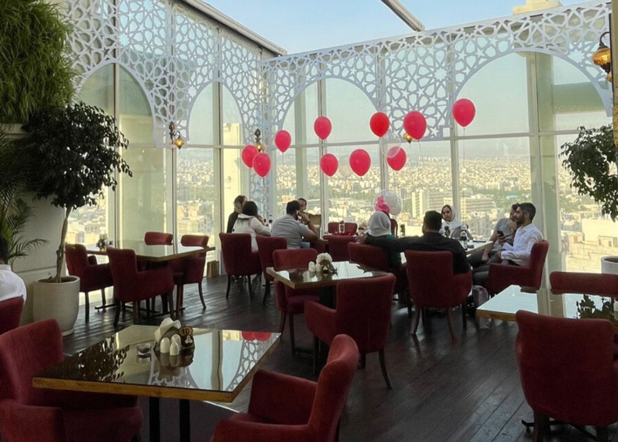 lastsecond.ir-tehran-best-restaurants-royal-plaza-indoor.jpg