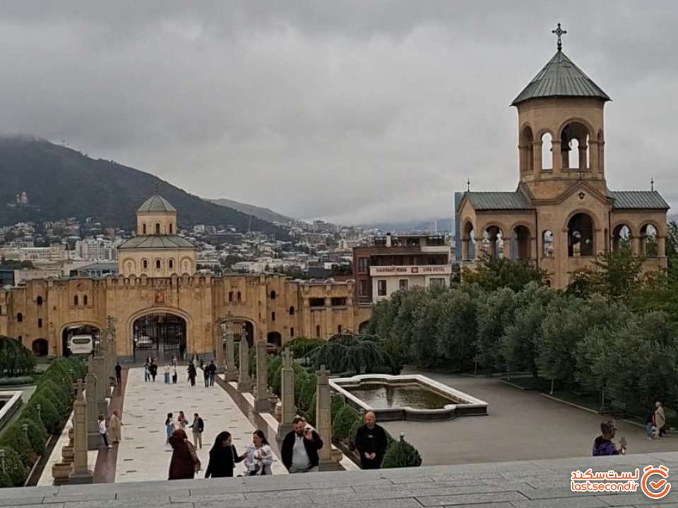 پیرامون کلیسا