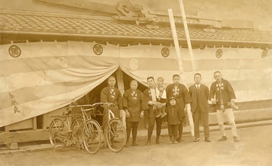 Kongo_Gumi_workers_in_early_20th_century.jpg