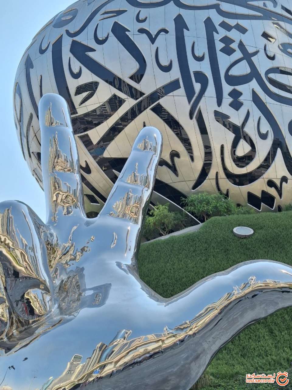 عکس نمای برج آینده و مجسمه سلام سه انگشتی موفقیت، عشق و پیروزی