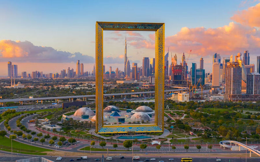 lastsecond.ir-sightseeings-near-dubai-metro-frame.jpg