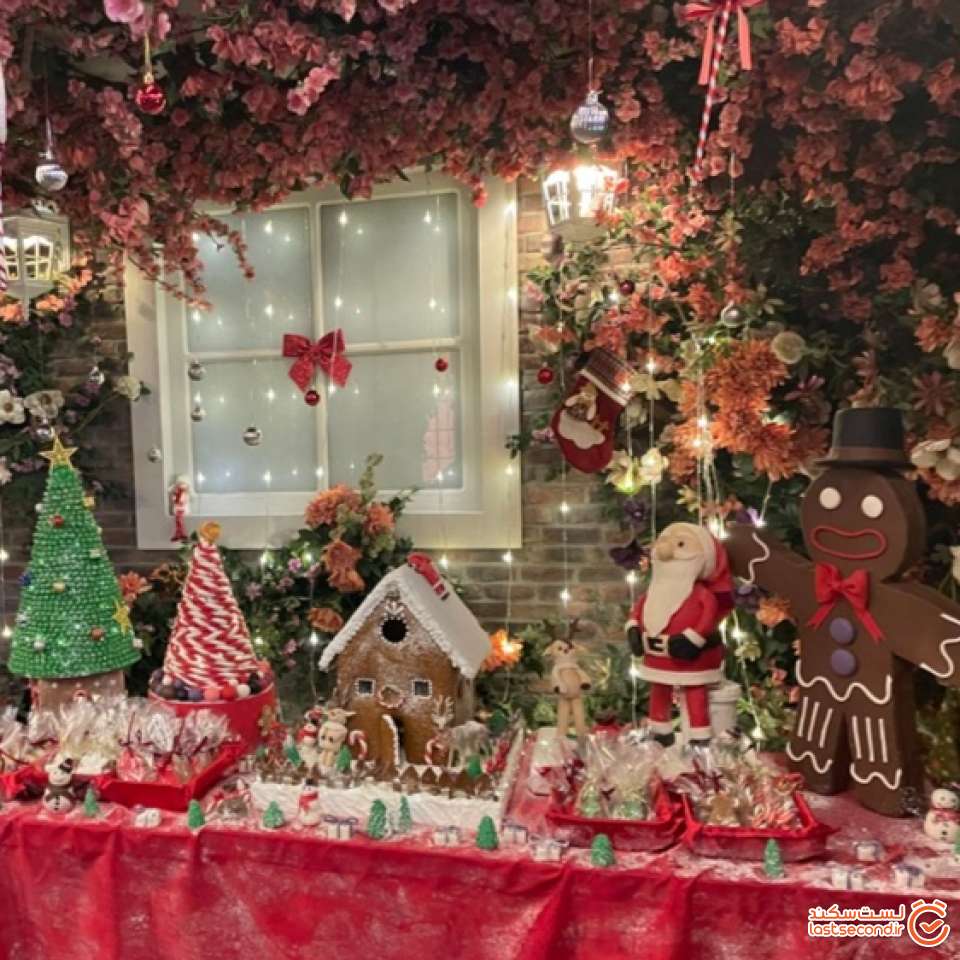 ویترین کریسمسی یک کافه در خیابان استقلال