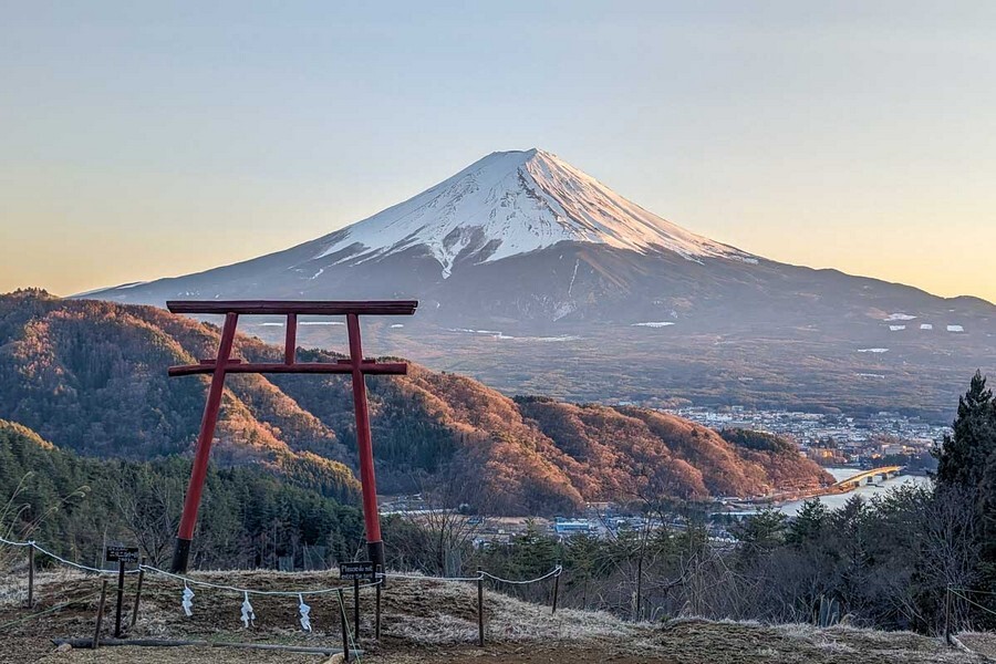 Kawaguchi-Asama-Shrine-with-mt-fuji-in-the-back-Japan-2.jpg