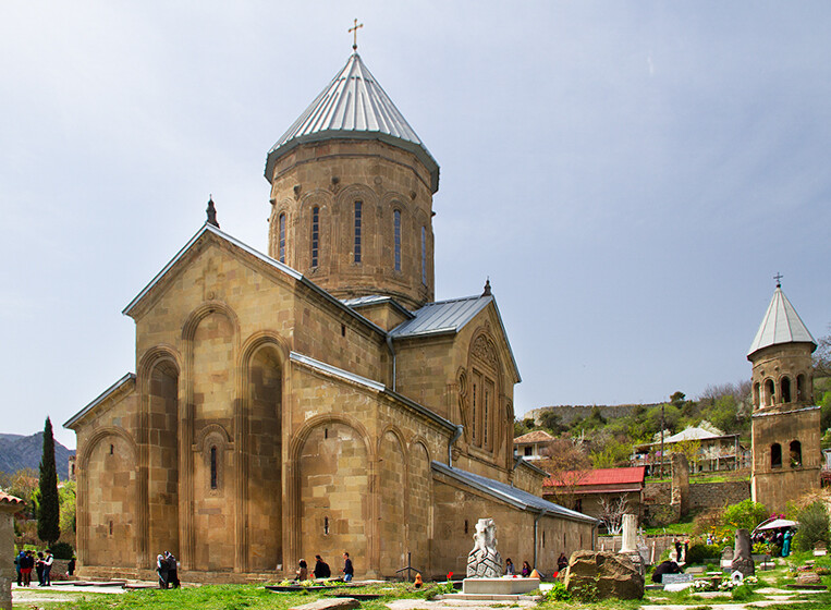 Mtskheta,_Georgia_—_Samtavro_Transfiguration_Orthodox_Church.jpg
