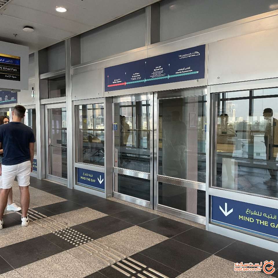 حفاظ ایمنی سکوی قطار در ایستگاه مترو