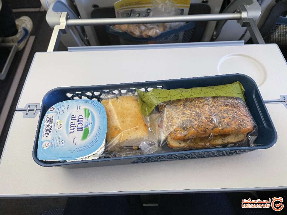 اسنک ساده و آب در هواپیمای فلای دبی