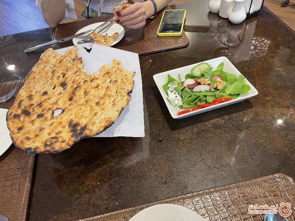 نون سنگک و پنیر و سبزی و گردو، پیش غذای رستوران فارسی