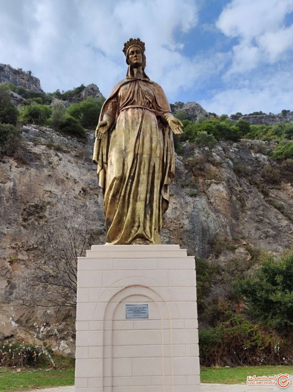 مجسمه حضرت مریم در شهر سلجوق